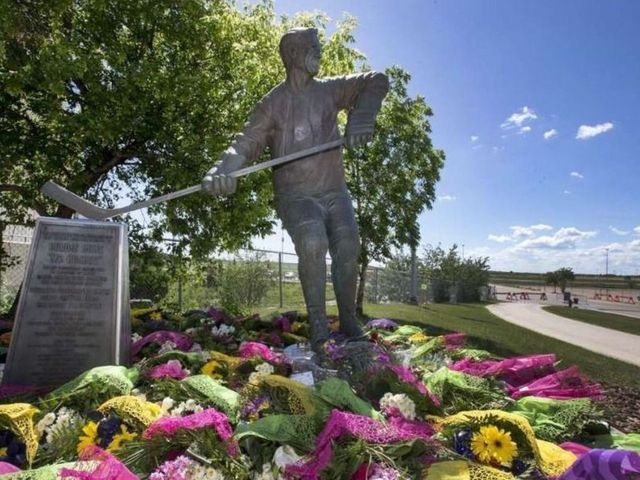 Howe's ashes to be interred at base of Saskatoon statue