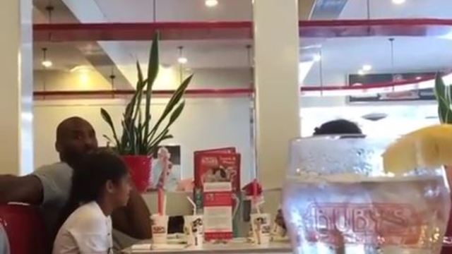 Kobe gives death stare to not-so-subtle onlooker filming family