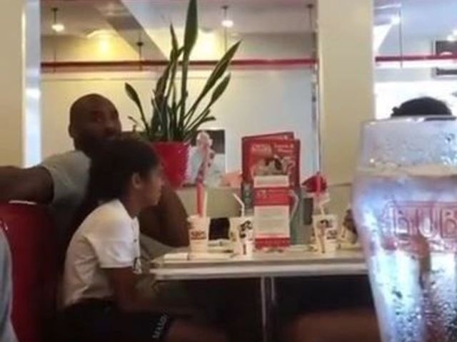 Kobe gives death stare to not-so-subtle onlooker filming family