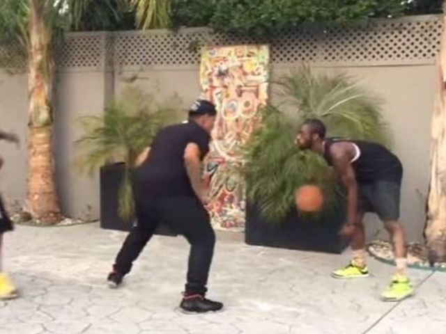 Basketball impersonator mimics Splash Brothers