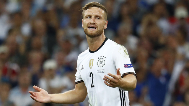 Arsenal signs Mustafi from Valencia in reported £35M deal