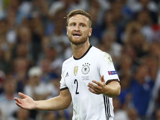 Arsenal signs Mustafi from Valencia in reported £35M deal