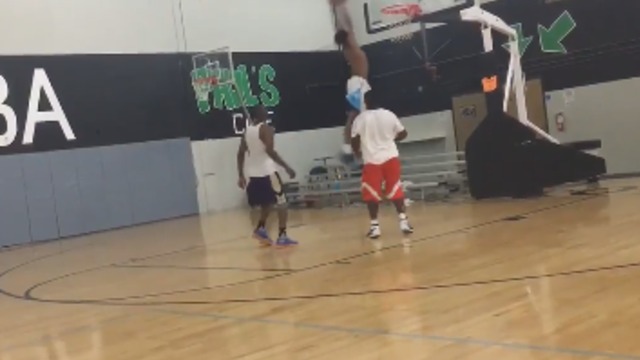 Spurs rookie Murray goes off glass for pickup game throwdown