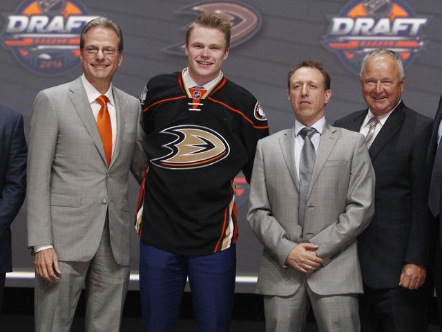 Max Jones signs entry-level deal with Ducks