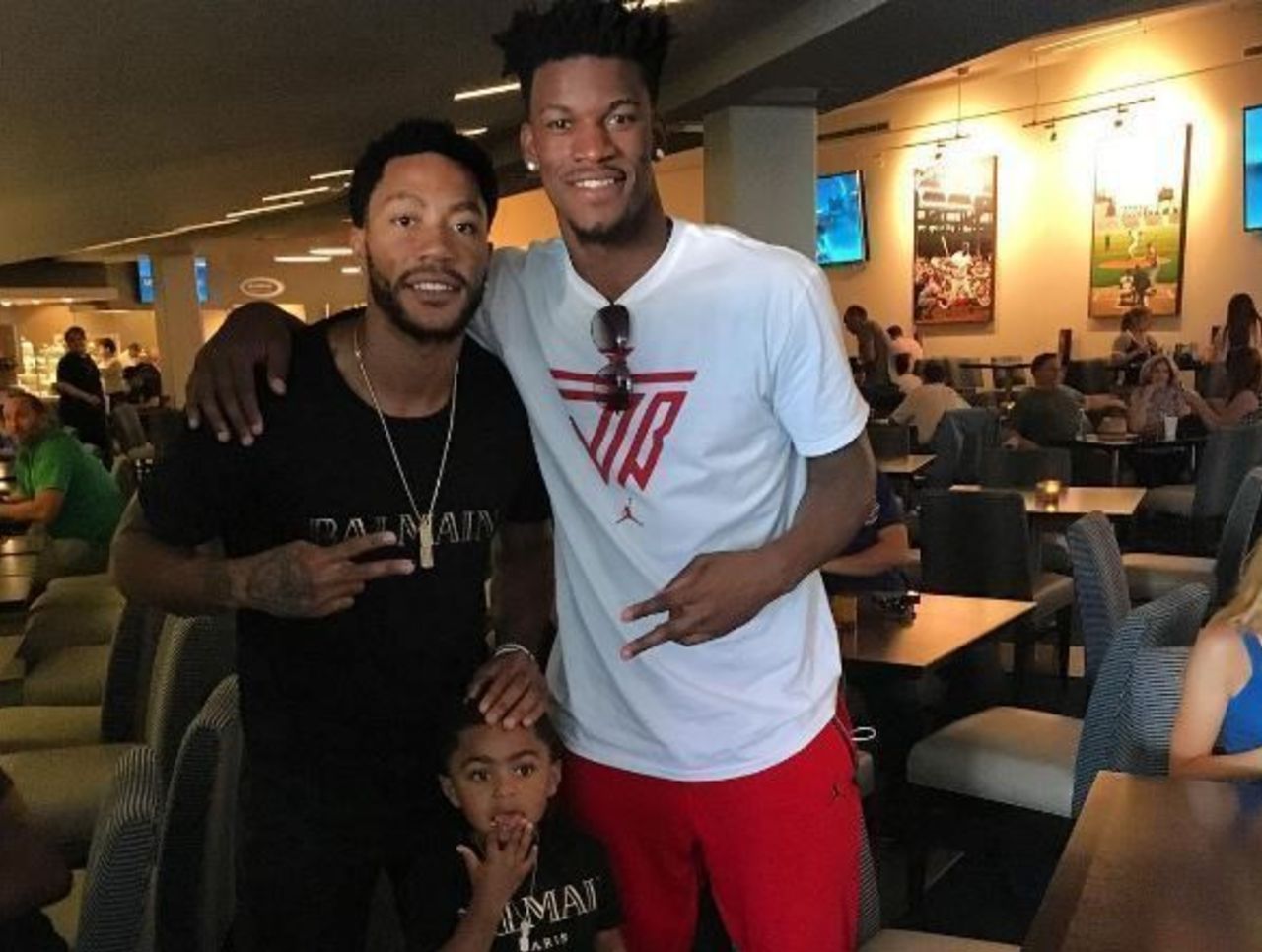 Derrick Rose Jimmy Butler Take In Dodgers Cubs Together Thescore Com