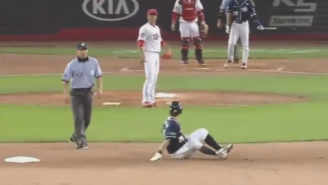 Korean league pitcher fires dangerous pick-off move