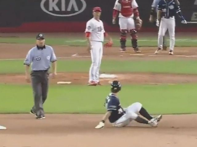 Korean league pitcher fires dangerous pick-off move