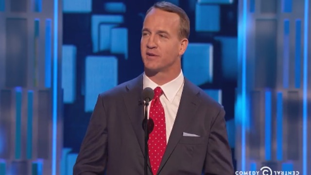 Peyton Manning takes aim at Brady, Deflategate with roast joke