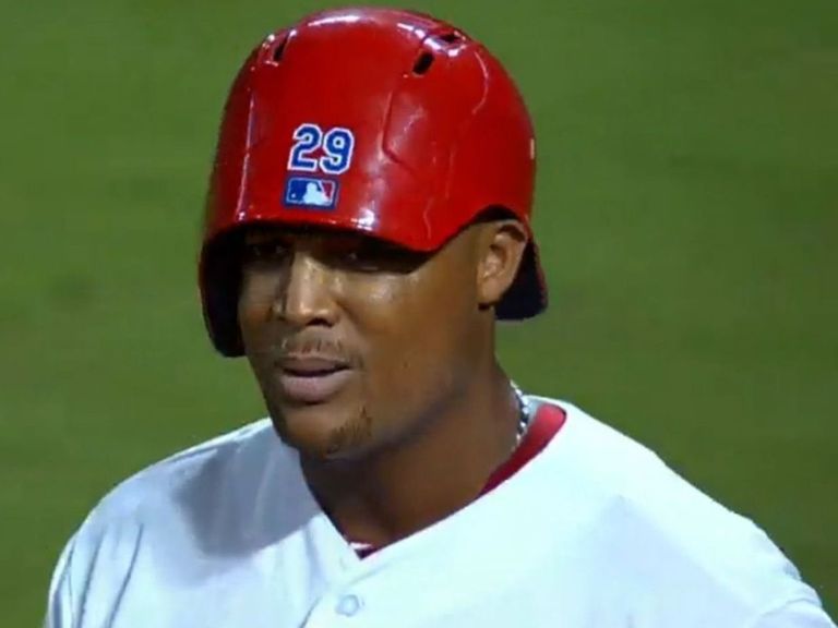 Watch Beltre tries to face Venditte wearing backwards helmet