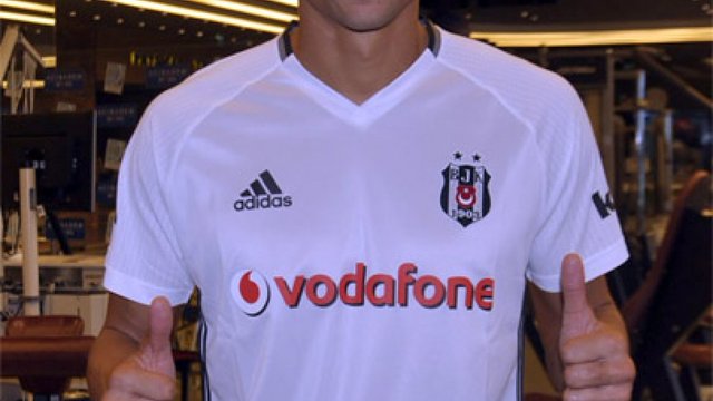 Besiktas signs Inler from Leicester City