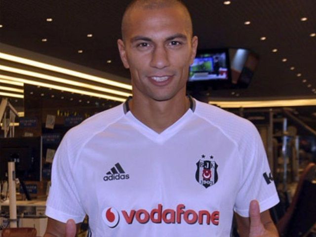 Besiktas signs Inler from Leicester City
