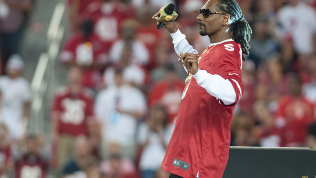 Watch: Snoop Dogg shows love to Cormier ahead of UFC 210