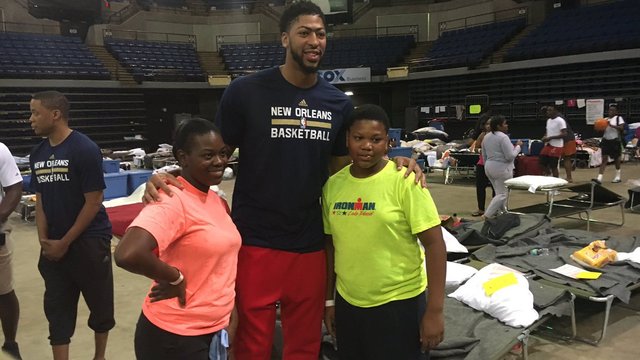 Pelicans players visit Baton Rouge flood victims