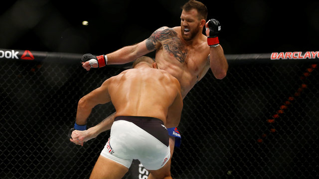 Bader flattens Latifi with explosive knee knockout