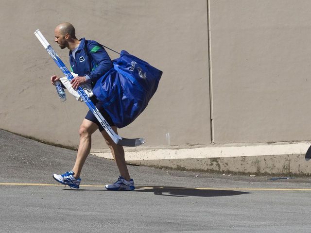 Report: Manny Malhotra retires, could be hired by Canucks