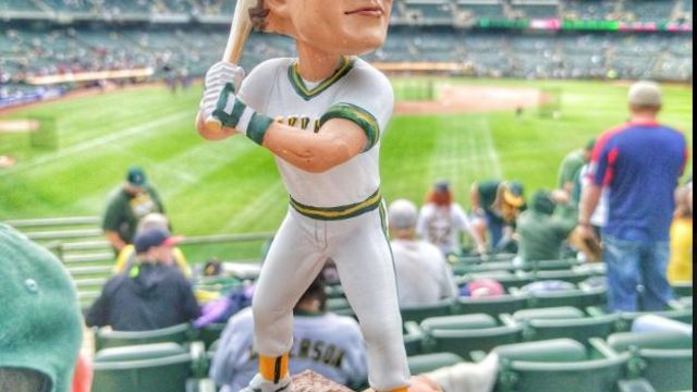 Canseco: Steroid-era bobblehead 'would have me more beefed up'