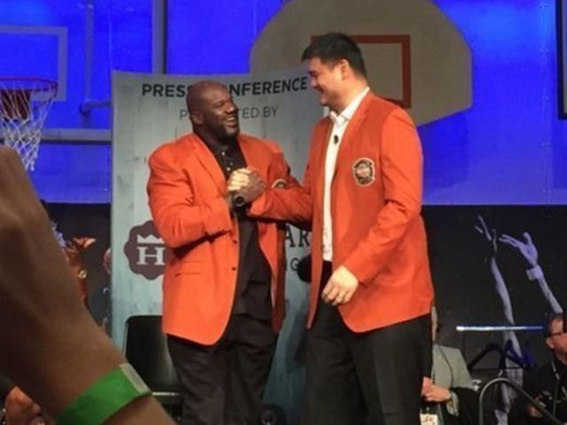 Shaq models orange Hall of Fame coat, helps Yao put his on