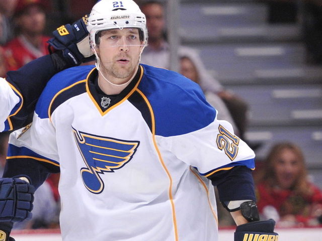 Blues' Berglund to miss 4 months after aggravating shoulder injury