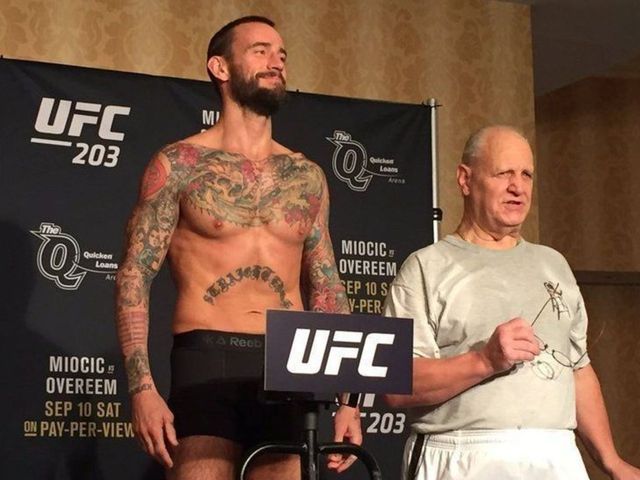 CM Punk makes weight ahead of UFC debut