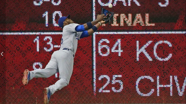 Puig extends Hill's perfecto with incredible catch
