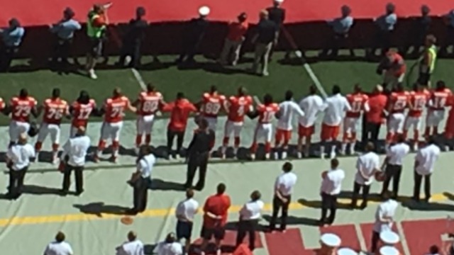 Chiefs link arms in solidarity during anthem