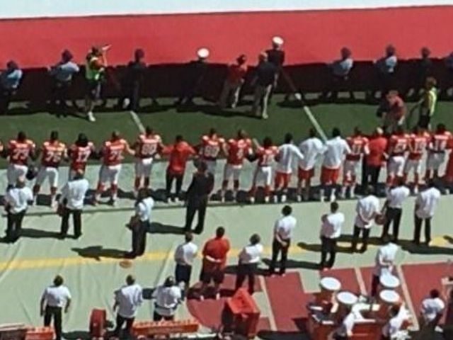 Chiefs link arms in solidarity during anthem