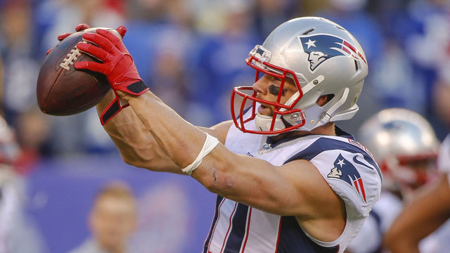 Patriots' Edelman taken to locker room with apparent knee injury