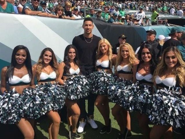 Simmons jokes he'd crash Eagles-Browns game for billion RTs