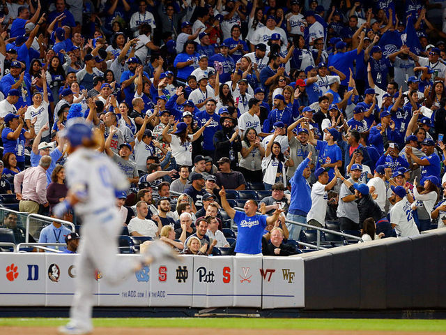 Dodgers fans invade Yankee Stadium with roll calls