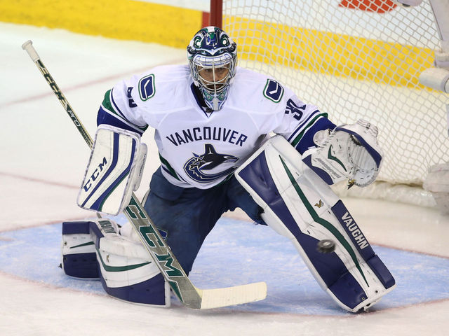 Report: NHL to streamline goalie pants; chest protectors delayed