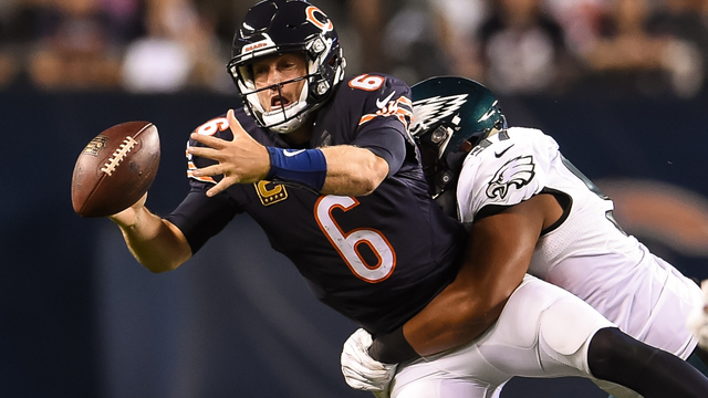 Bears' Cutler sporting cast on right thumb following loss to Eagles