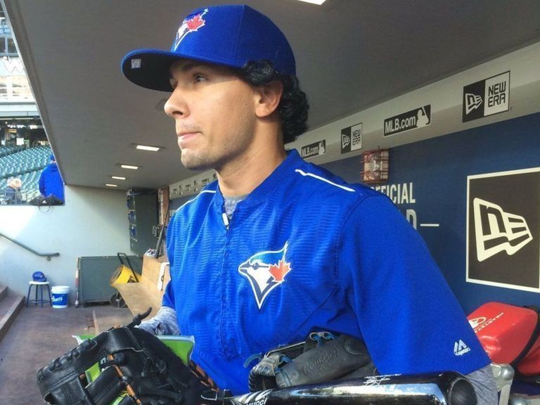 Goins appears on Blue Jays' bench with drawn-on hair