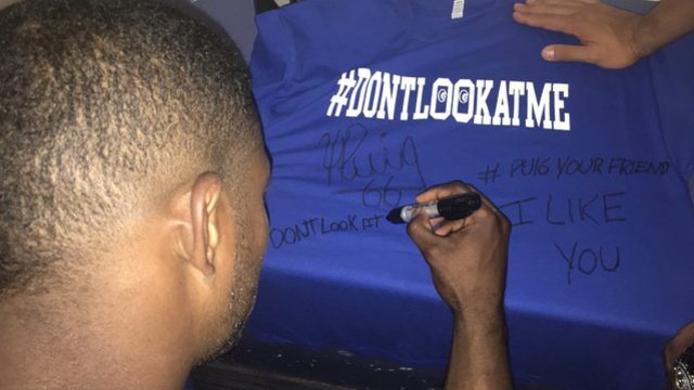 Puig sends Bumgarner signed 'Don't Look At Me' shirt