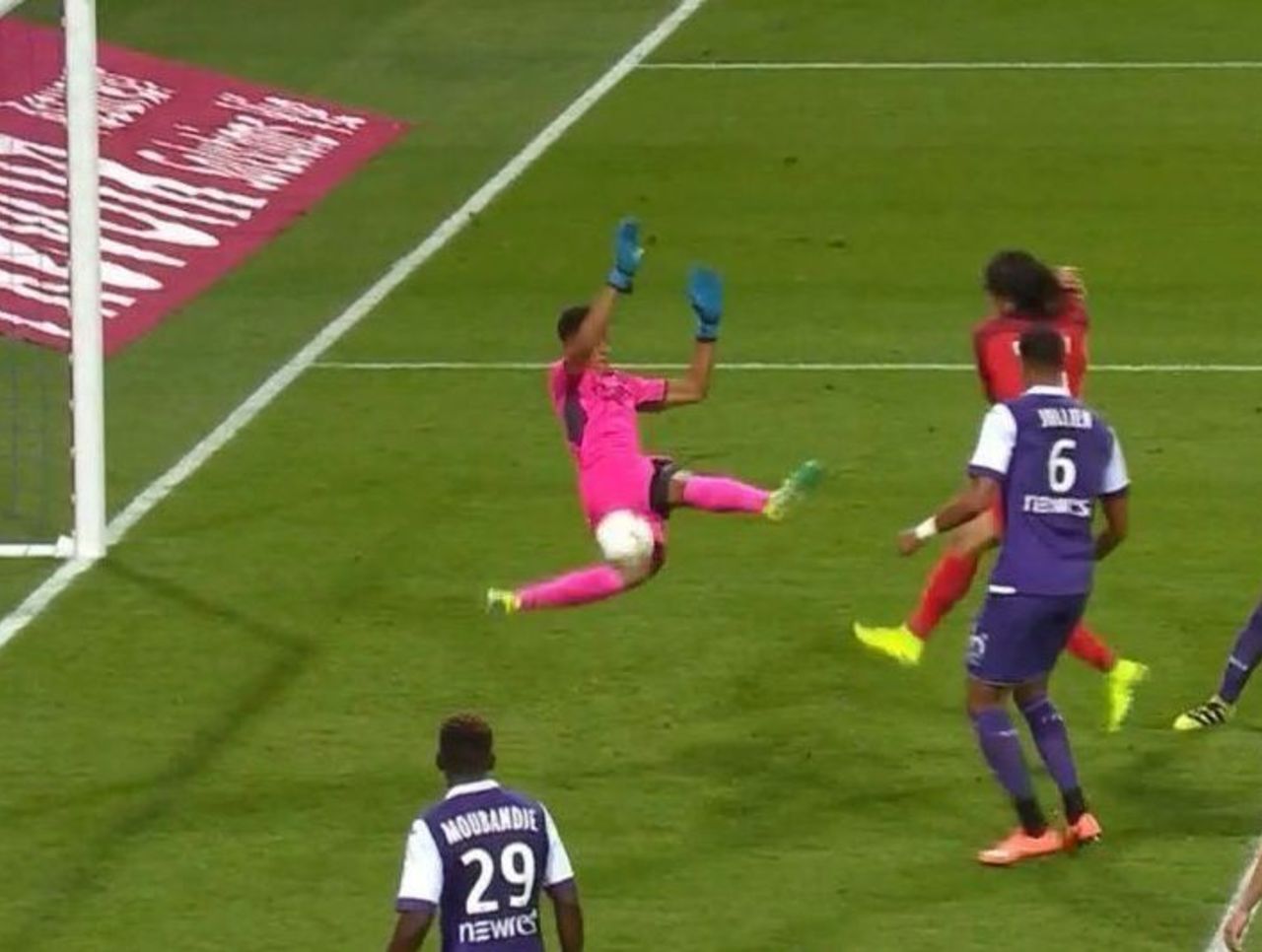 Watch Alban Lafont Leads Tenderfoot Toulouse With Obscene Save Vs Psg Thescore Com