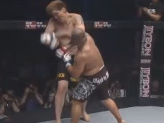 'Mighty Mo' drops 7-foot-2 Hong-man Choi with massive right hand