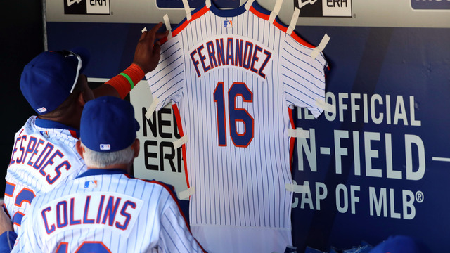 Cespedes tapes Fernandez Mets jersey to dugout wall