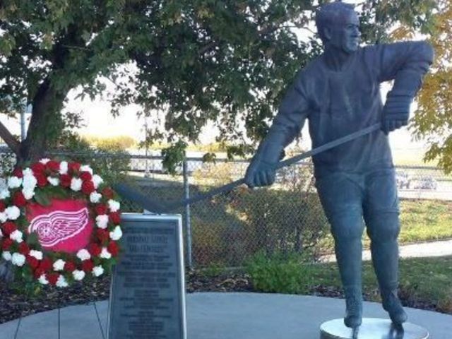 Gordie Howe's ashes laid to rest beneath Saskatoon statue