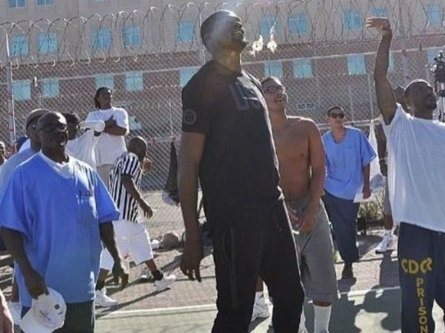 Durant, Green join Warriors staff on annual visit to prison
