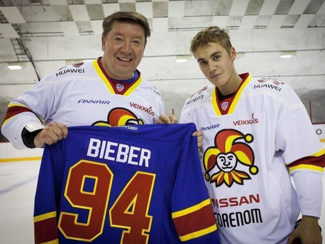 Bieber takes the ice with Jari Kurri, Finnish club Jokerit