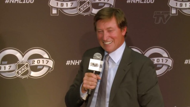 Gretzky tells hilarious story about getting shooting tips at HHOF