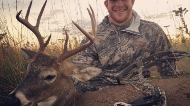 Carson Wentz kills deer with crossbow on bye week