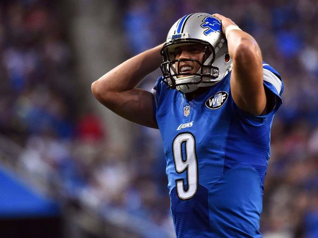 Report: Stafford has torn ligaments in middle finger, will play with glove