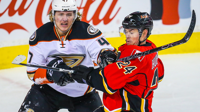 Lindholm won't attend Ducks camp without contract