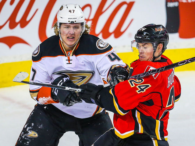 Lindholm won't attend Ducks camp without contract