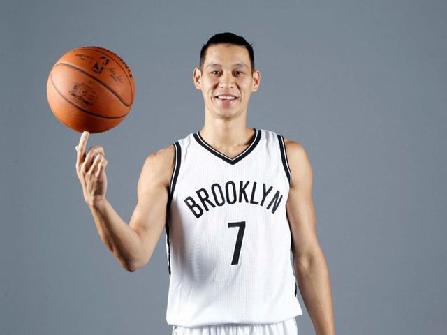 Watch: Lin botches wide-open layup