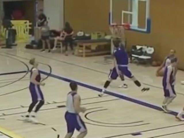 Jose Calderon rises for rare dunk at Lakers camp