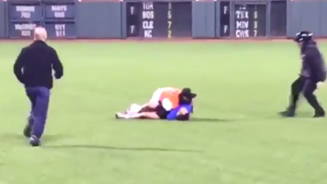 Watch: Giants' Pagan body slams field-stormer