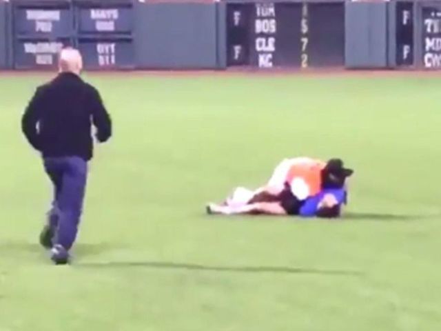 Watch: Giants' Pagan body slams field-stormer