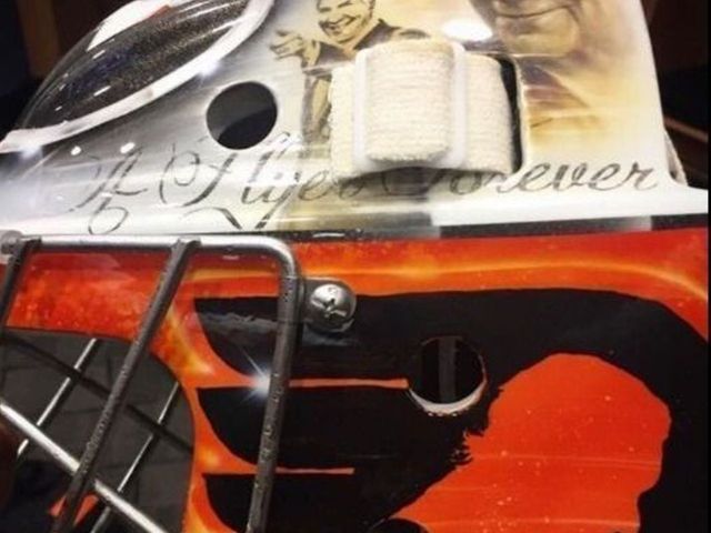 Neuvirth's mask pays tribute to former Flyers owner Snider