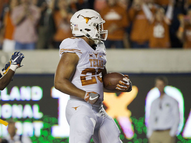 Texas' Chris Warren III suffers concussion during practice